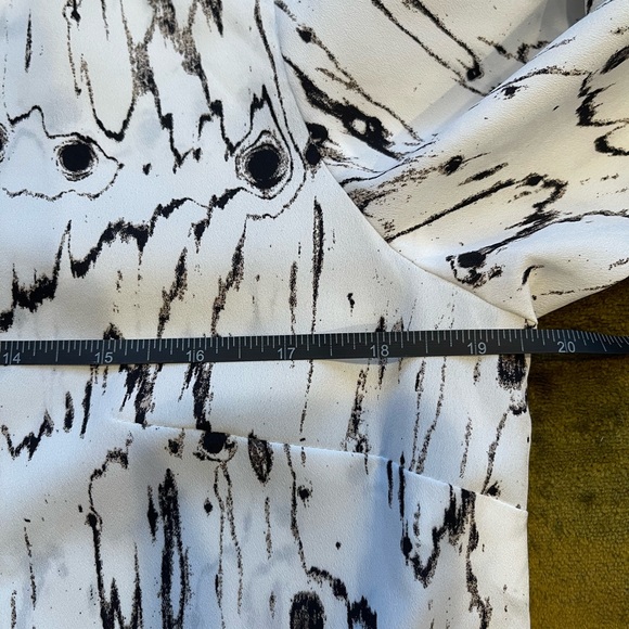 DKNYC SZ S White and Black Birch Bark Blouse! - Picture 11 of 14